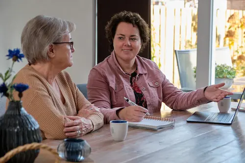 In gesprek bij Thuiszorg of Huishoudelijke hulp regelen (ZVW/WMO).